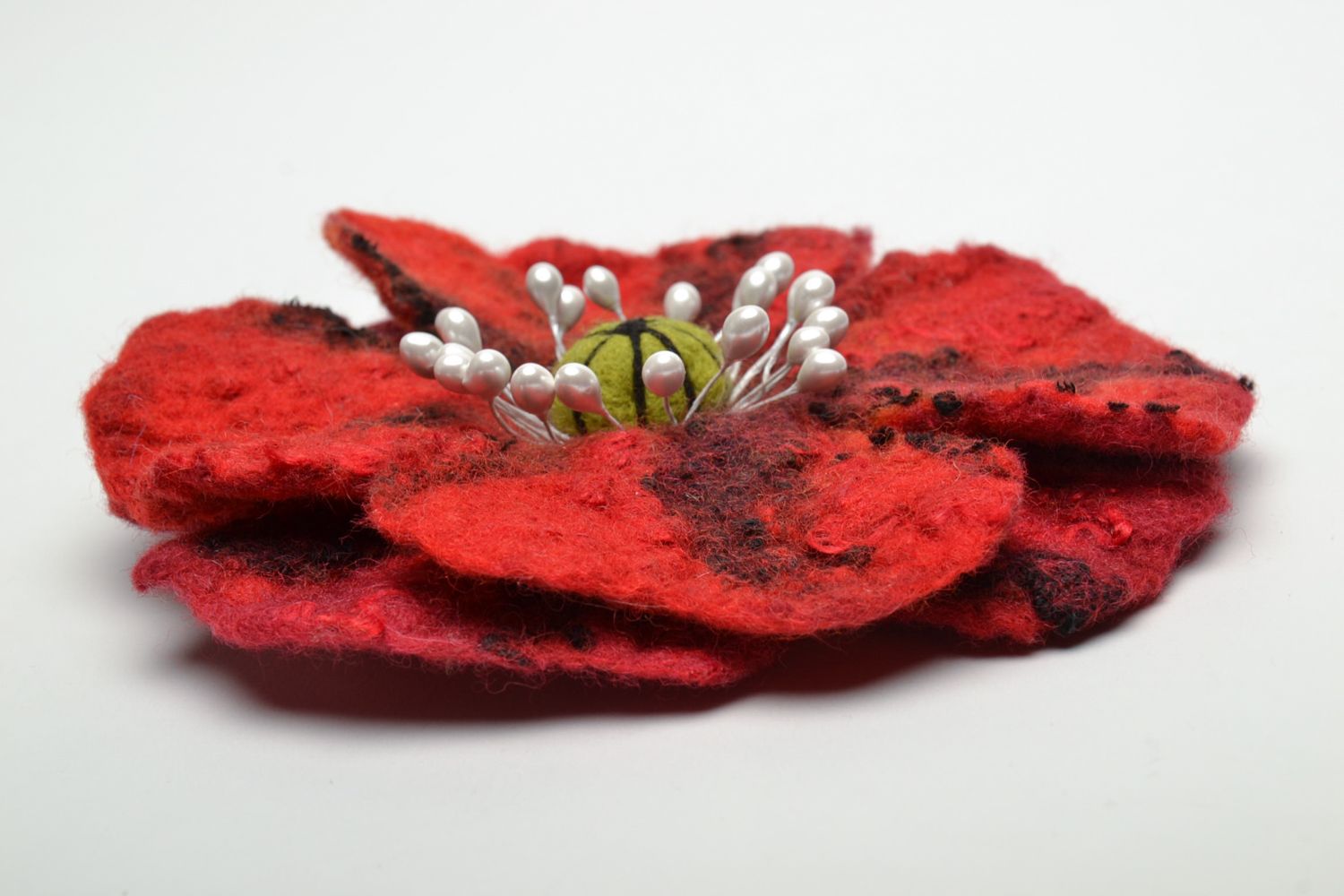 Broche de lana de fieltro con forma de flor de amapola foto 4