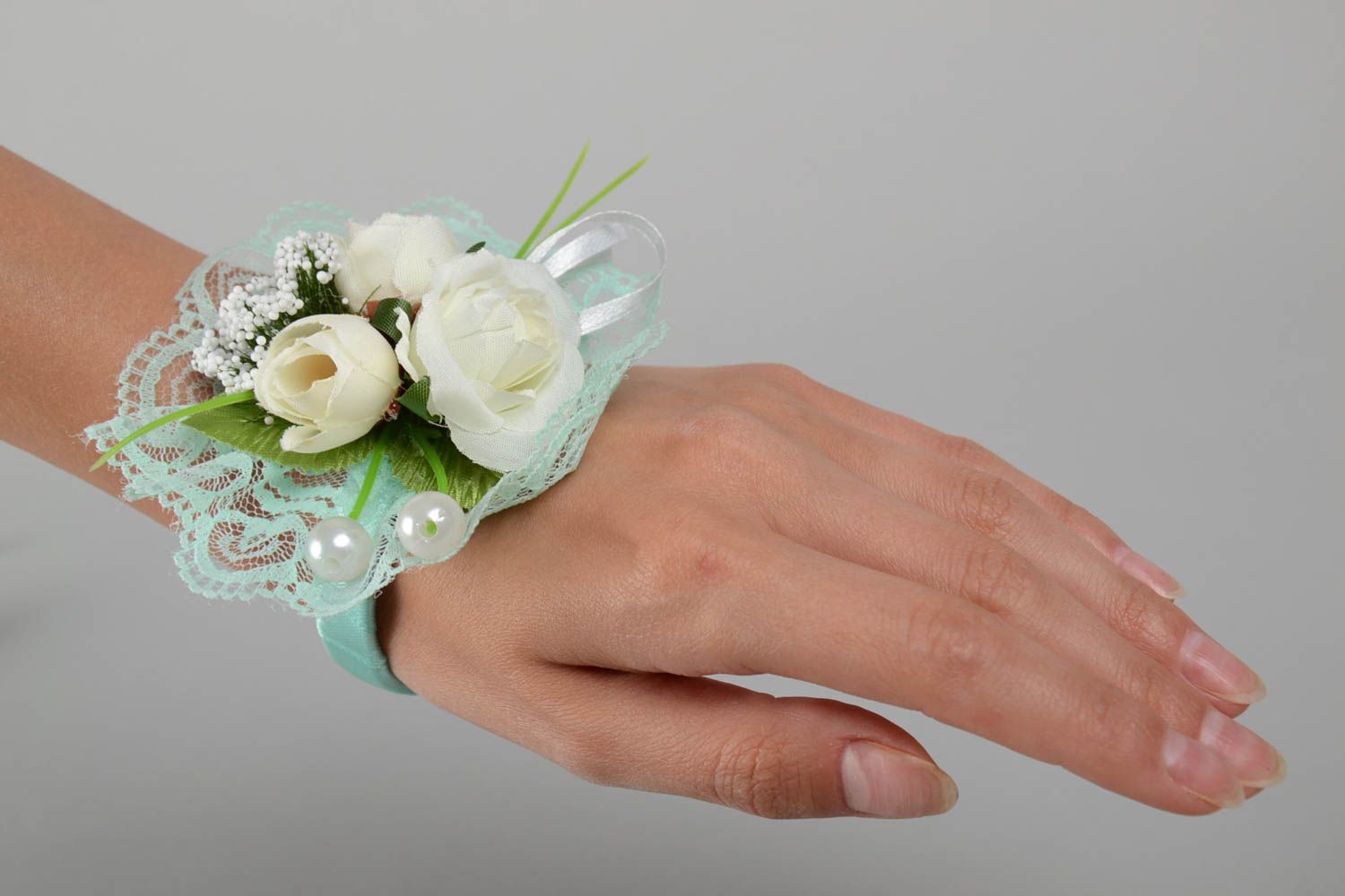 Hochzeit Boutonniere mit Blumen weiß blau aus Atlasbändern schön handmade zart foto 2