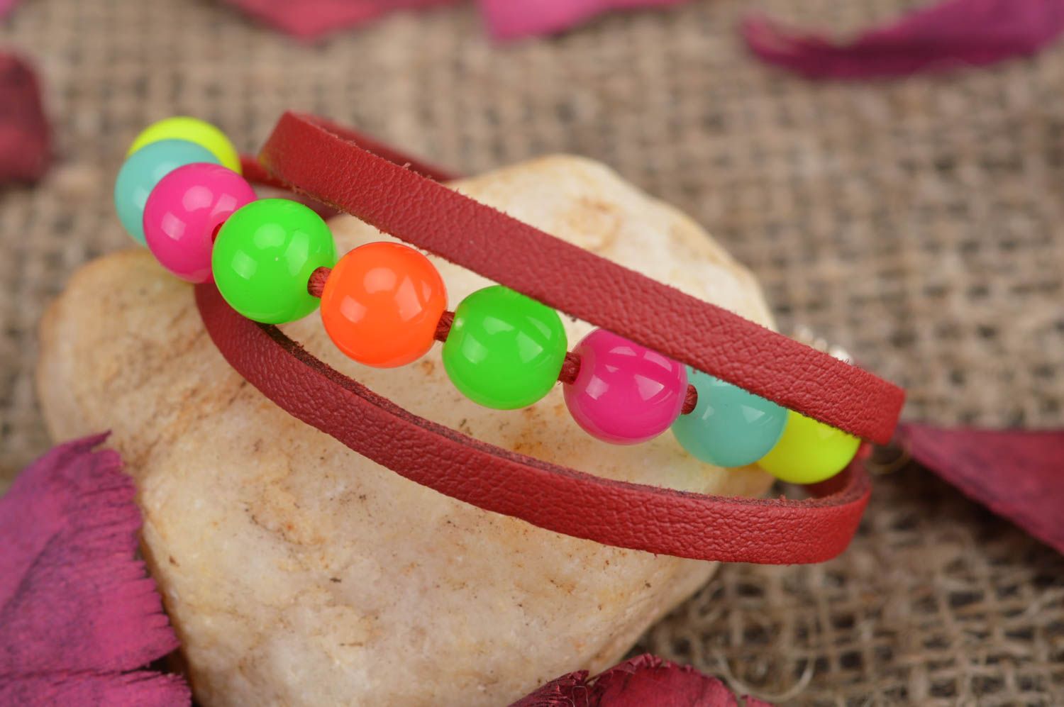 Handmade mehrreihiges Armband aus Leder mit bunten Plastikperlen Regenbogen foto 1