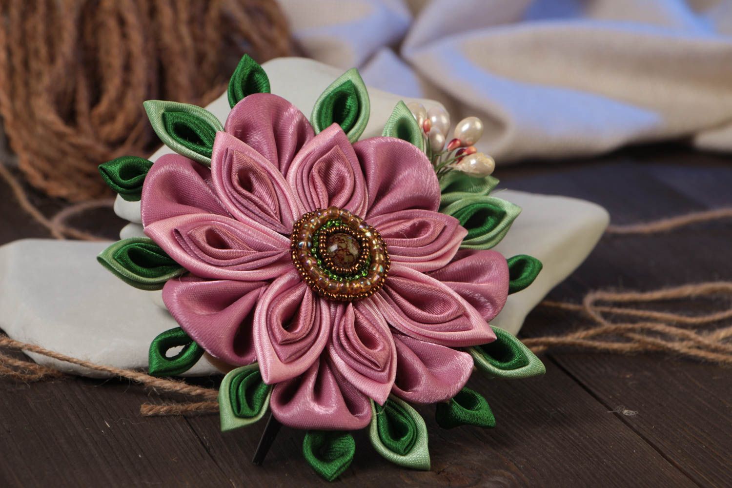 Blume Haarspange aus Atlas in Kanzashi Technik Designer Handarbeit schön toll foto 1