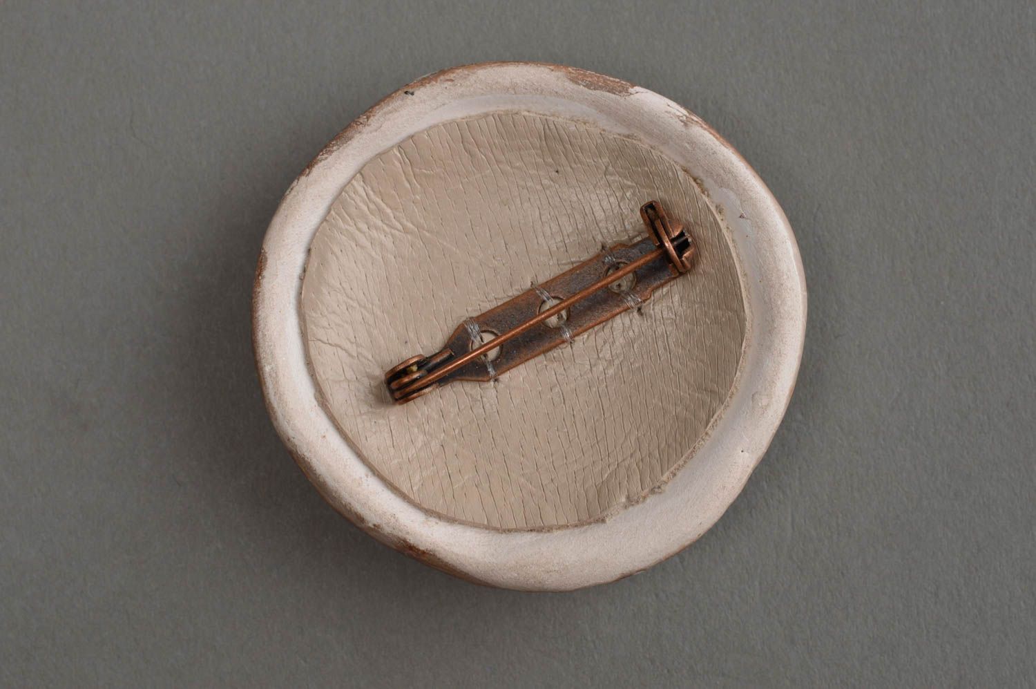 Круглая брошь из натуральной глины ручной работы расписанная глазурью Перламутр фото 4