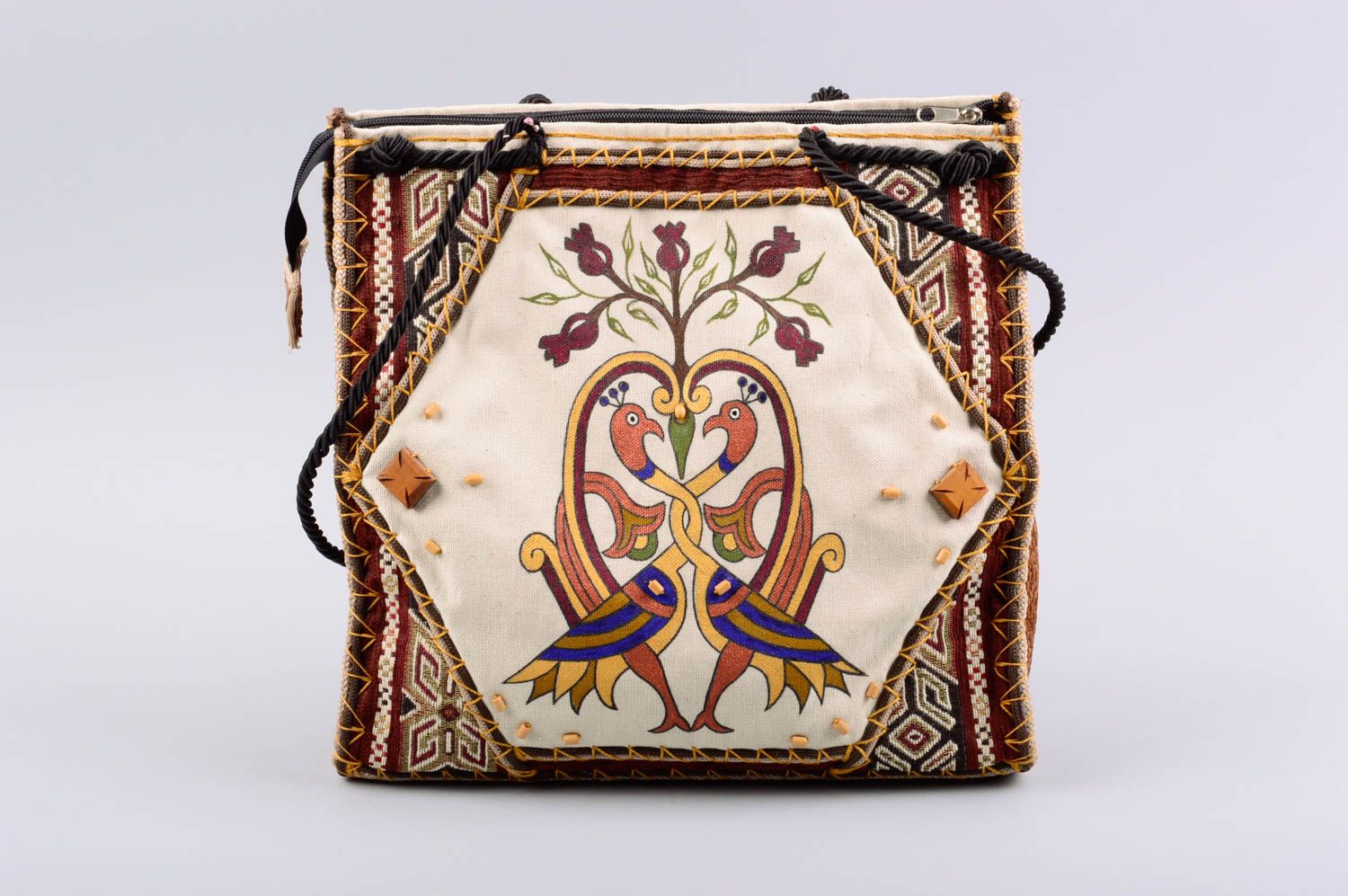 Schöne handgemachte Tasche aus Stoff mit langem Henkel und ethnischen Motiven foto 1