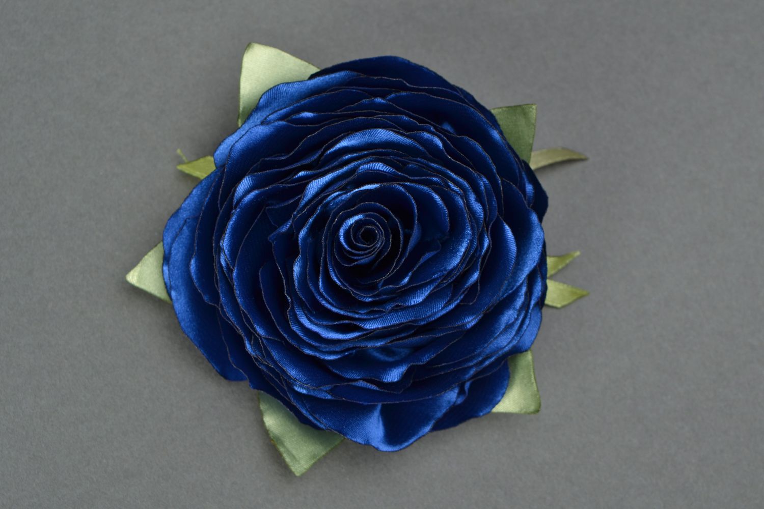 Заколка-брошь из атласных лент в виде синей розы фото 1