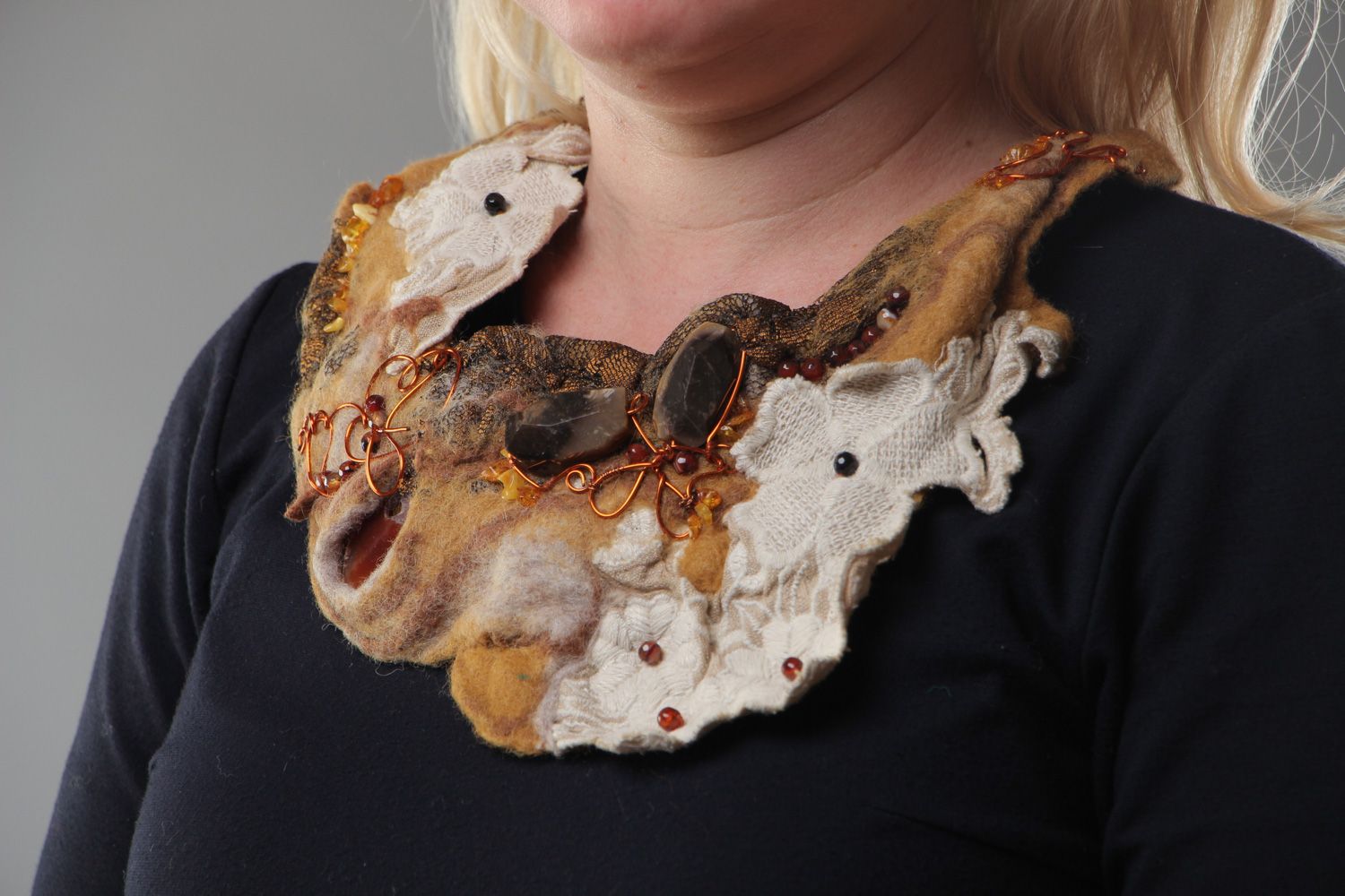 Handgemachtes Collier aus Wolle mit Natursteinen Achat und Kambaistein foto 5