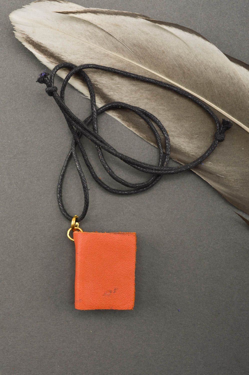Pendentif livre orange Bijou fait main en cuir et carton sur cordon Cadeau femme photo 1