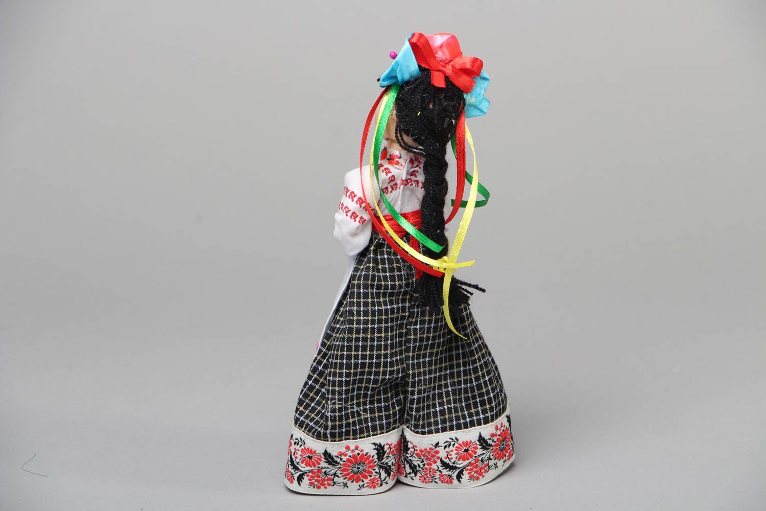 Muñeca de porcelana artesanal en el vestido étnico foto 3