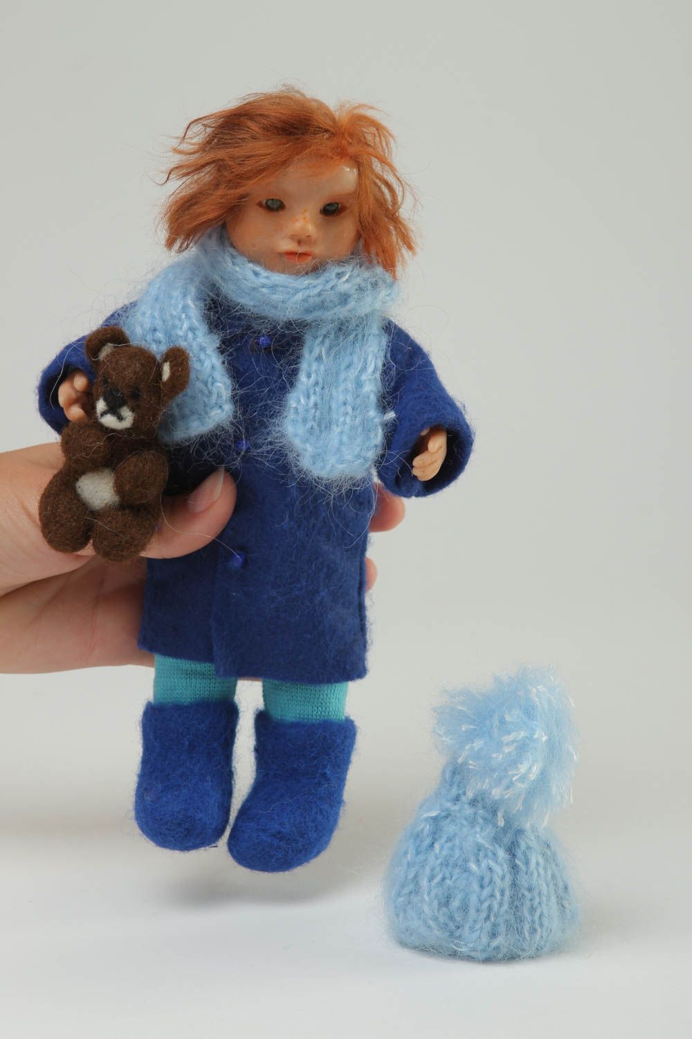 Декоративная кукла рыжая игрушка ручной работы дизайнерская кукла в синем пальто фото 5