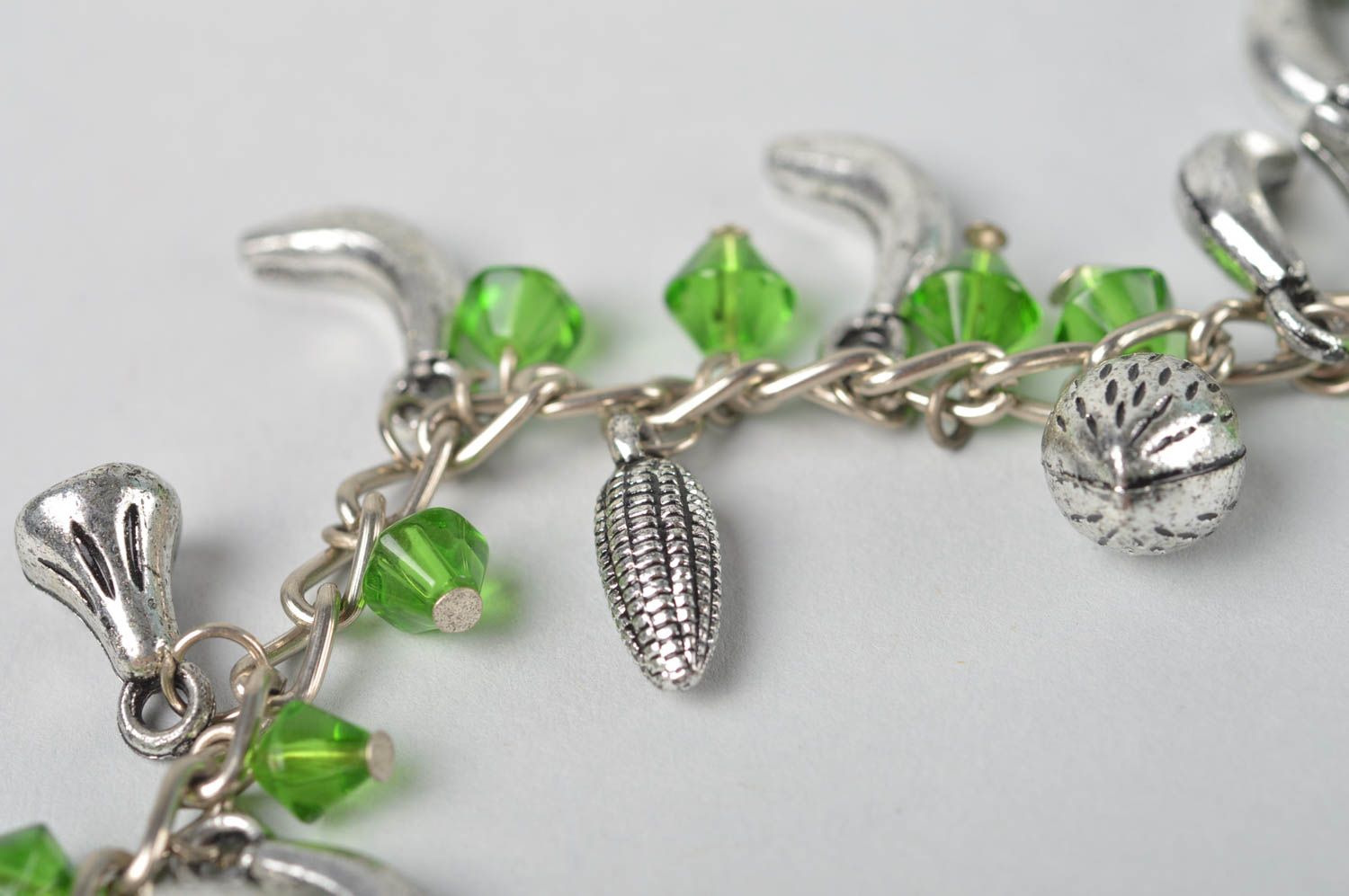 Bracelet original Bijou fait main chaîne breloques perles vertes Cadeau femme photo 3