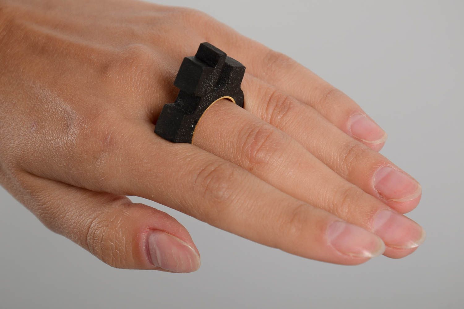 Handmade Damen Modeschmuck schwarzer Schmuck Ring aus Beton Accessoire für Frau foto 2