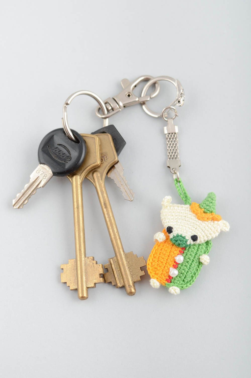 Handmade kleiner gehäkelter Schlüsselanhänger aus Stoff Amigurumi Bär Harlekin foto 5