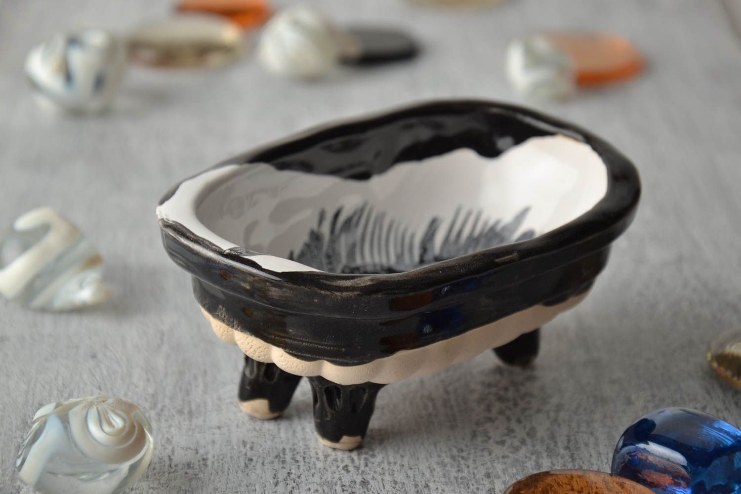 Figurilla cerámica con forma de bañera foto 1