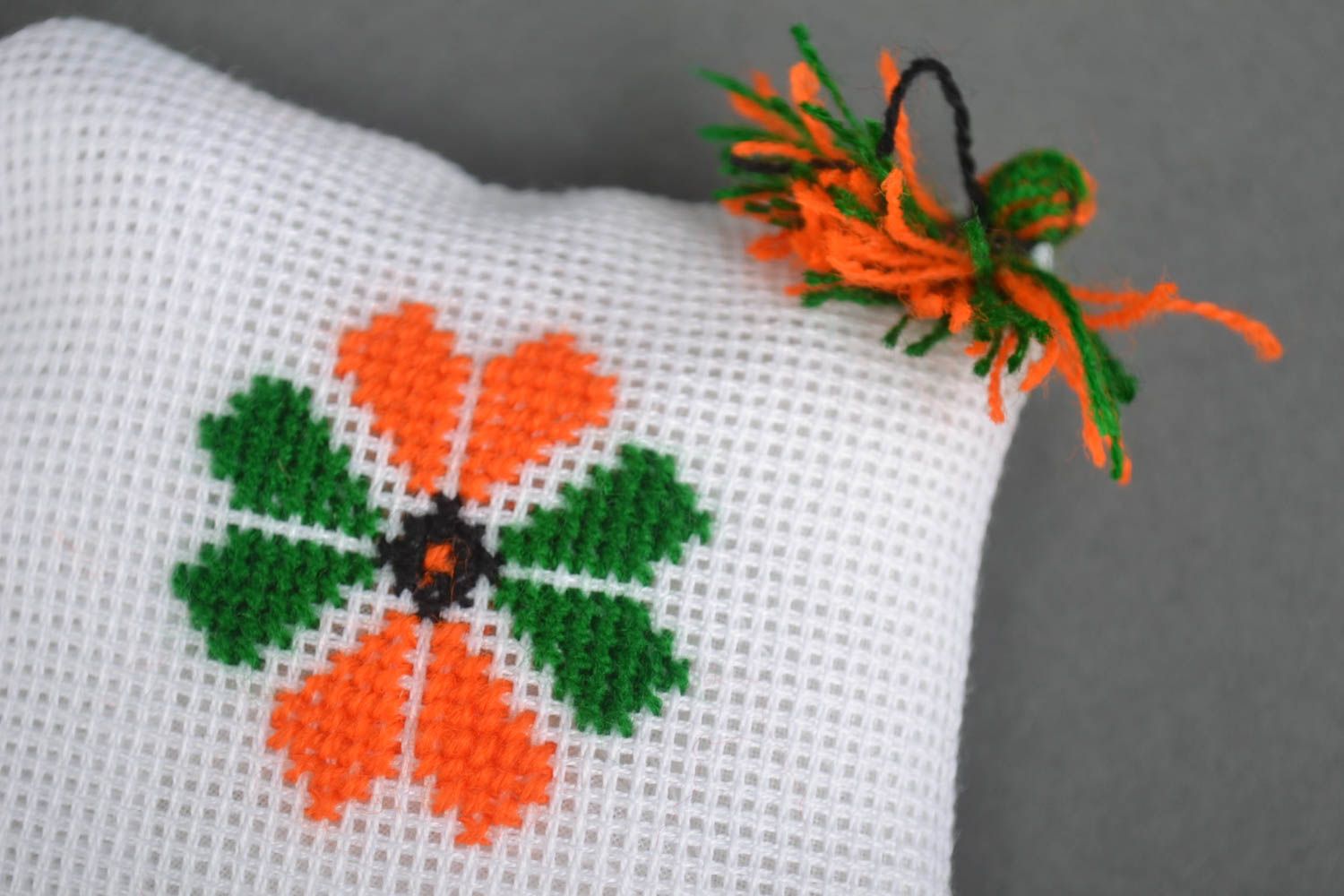 Аксессуар для шитья хэнд мэйд вышитая игольница подушечка для иголок с цветочком фото 2