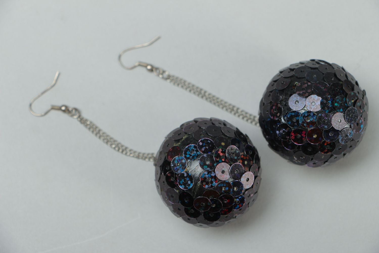 Dangle metal earrings with sequins photo 1