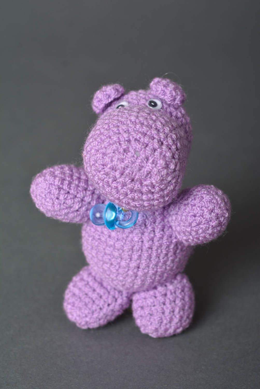 Peluche hippopotame mauve Jouet fait main tricoté au crochet Cadeau enfant photo 1
