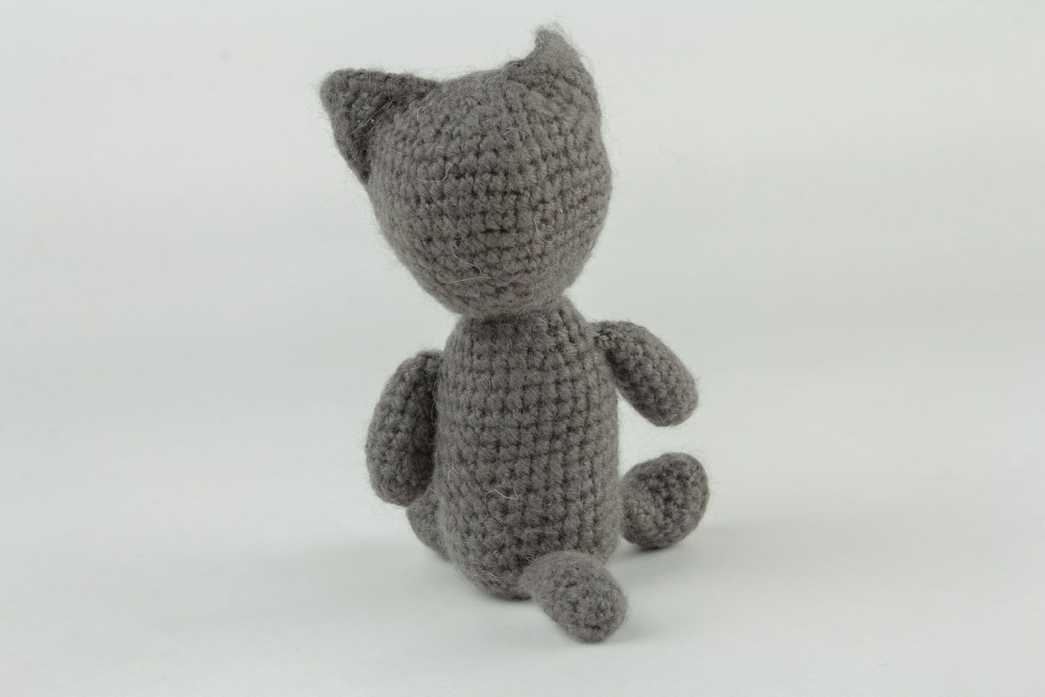 Giocattolo a maglia fatto a mano pupazzo morbido a forma di gatto grigio foto 4