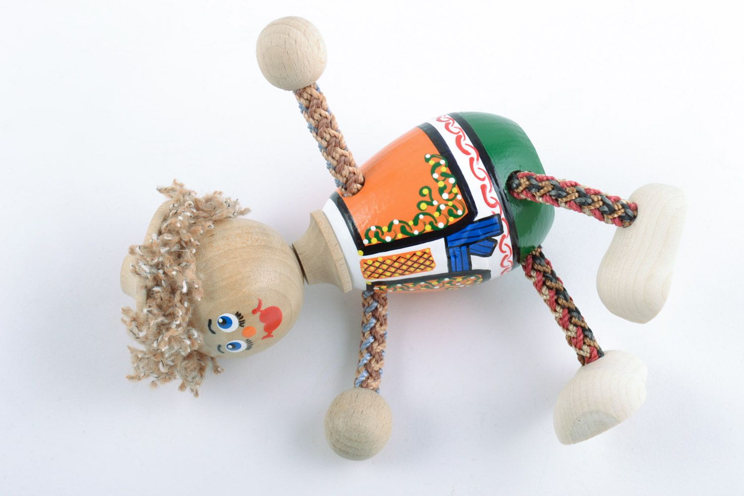 Petit jouet artisanal en bois écologique peint fait main en forme de garçon photo 4