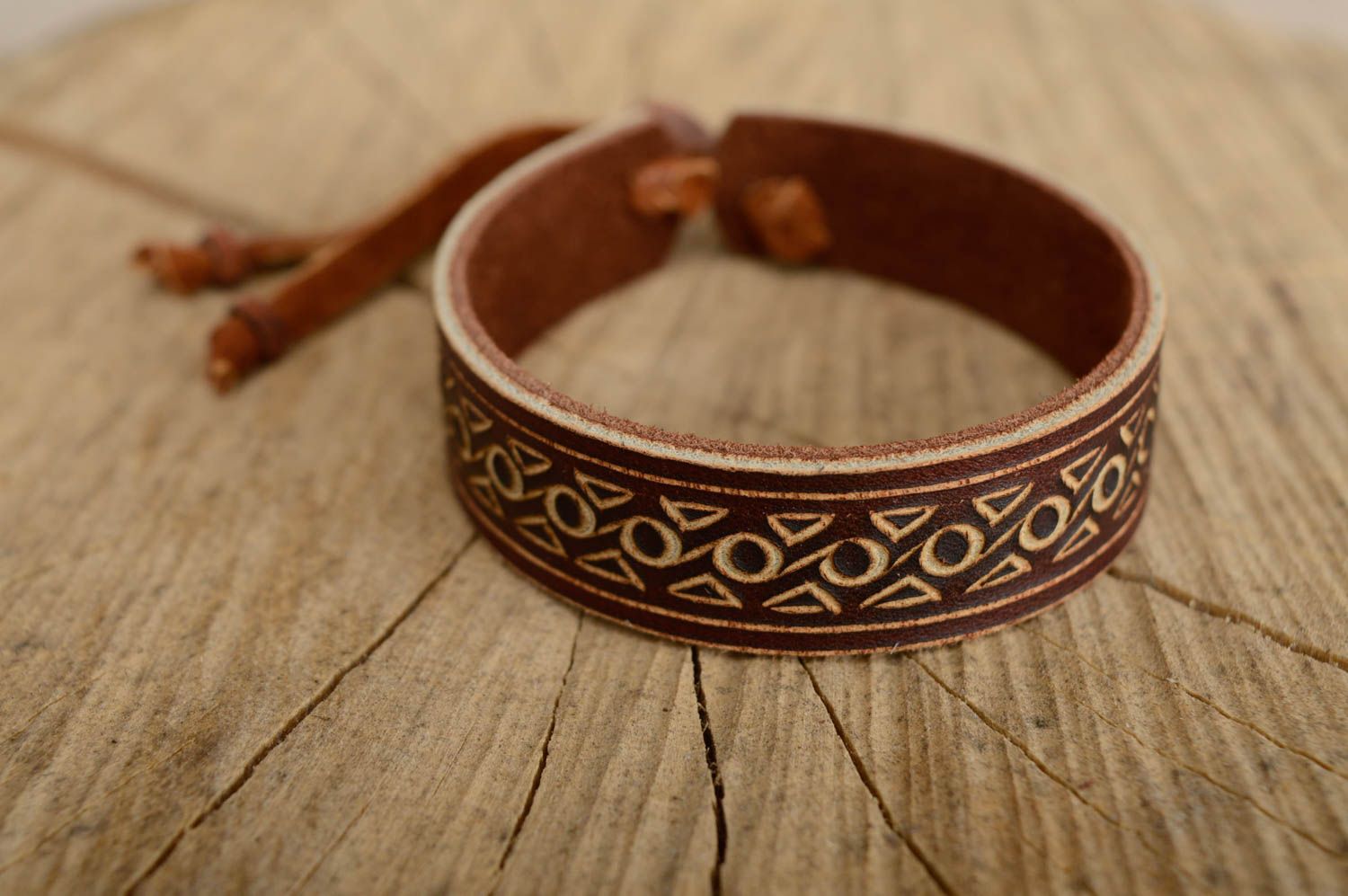 Bracelet en cuir naturel marron avec ornements fait main style ethnique photo 1