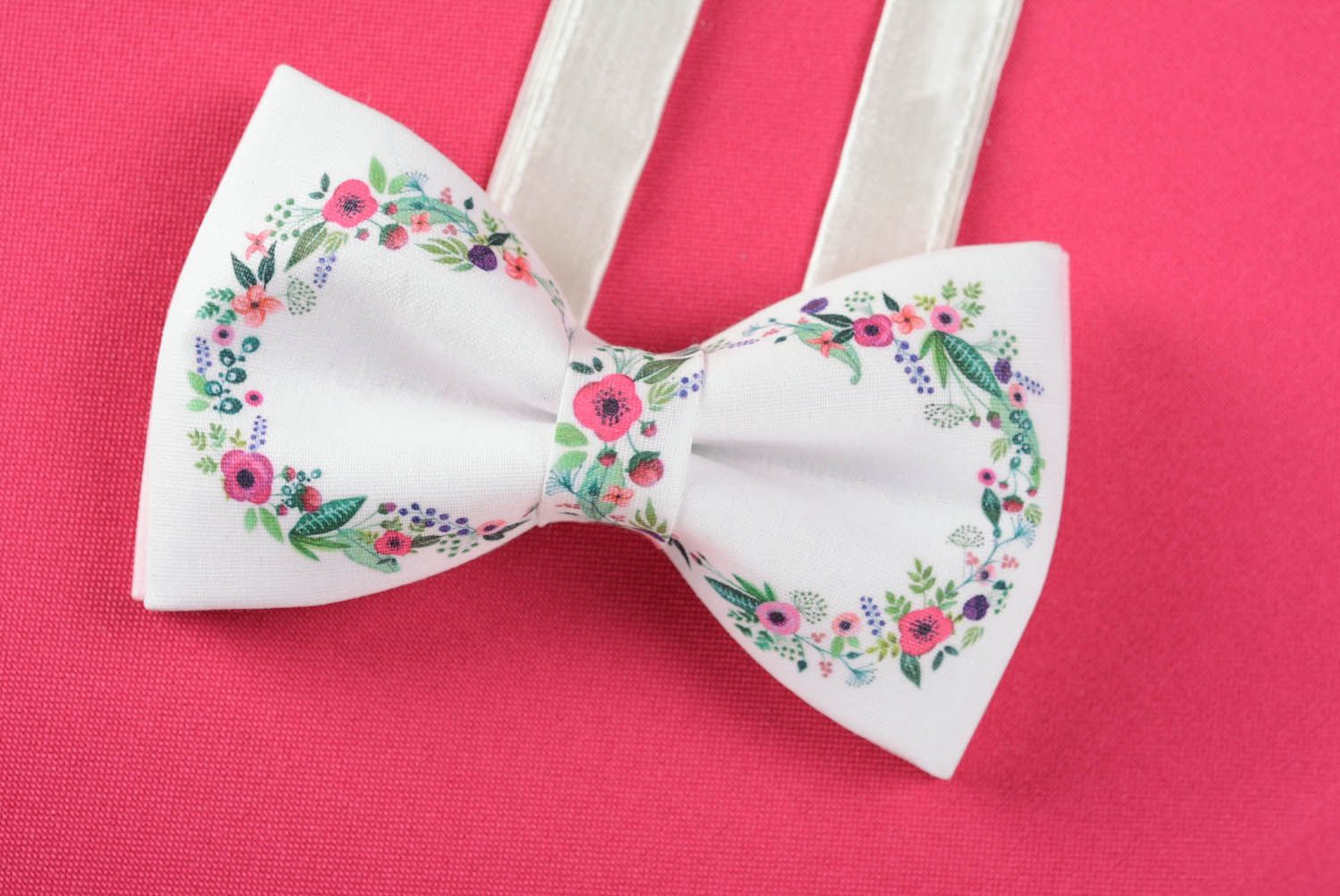White bow tie with print photo 3