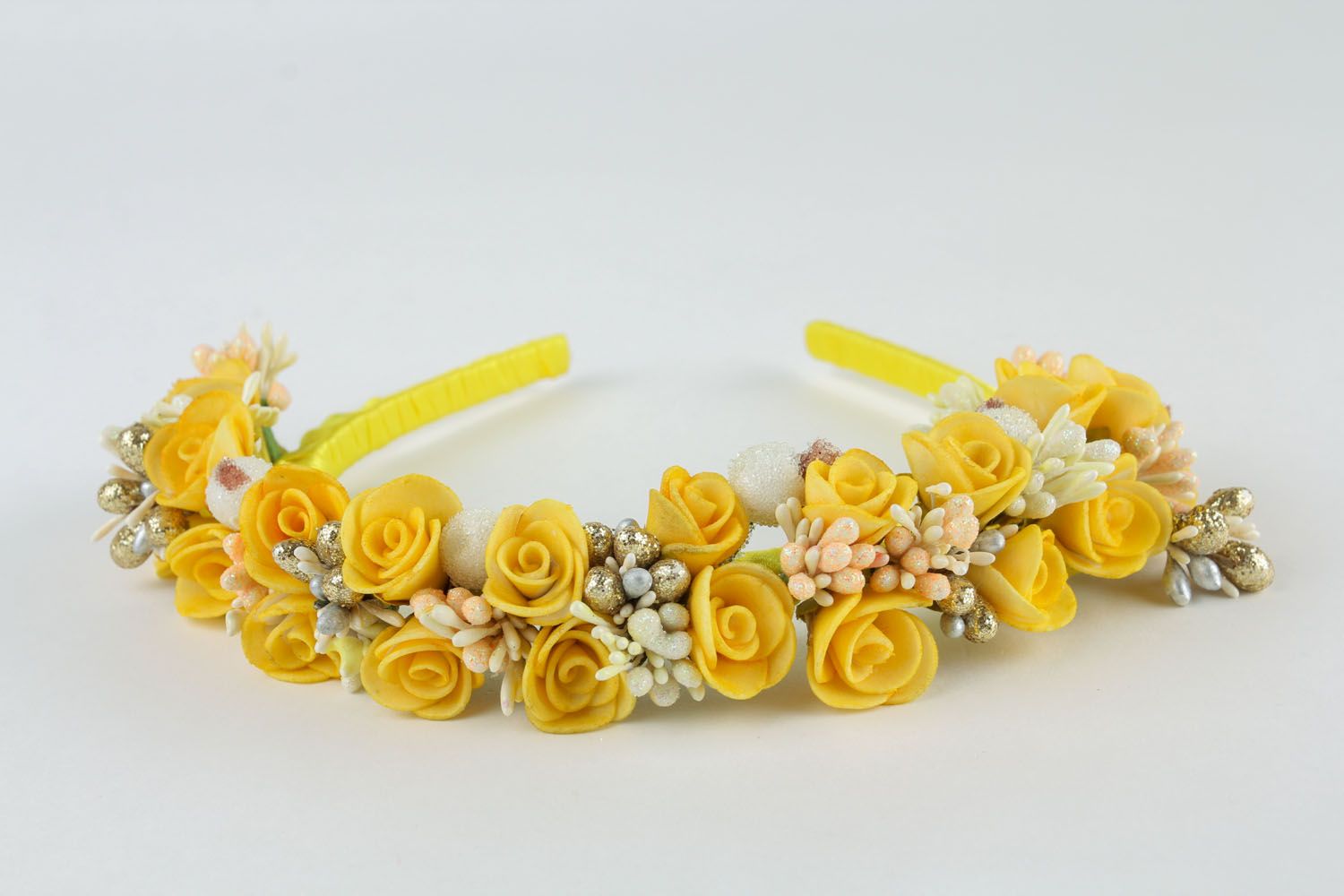 Grinalda artesanal para cabelo com flores amarelas  foto 2