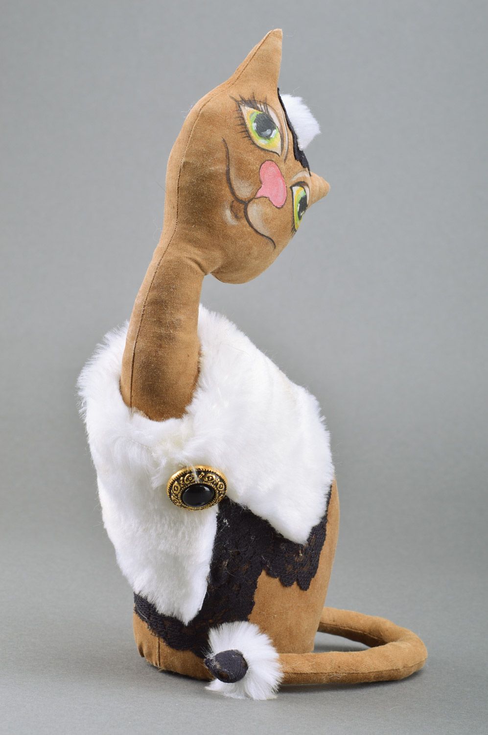 Игрушка кошка из ткани с искусственным мехом коричневая средняя ручной работы  фото 2