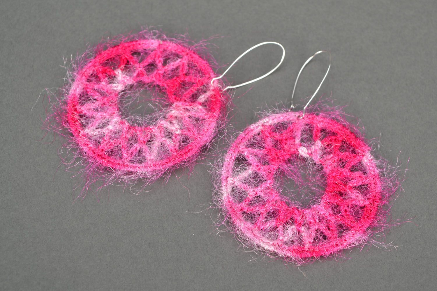 Boucles d'oreilles anneaux tricotées au crochet photo 1