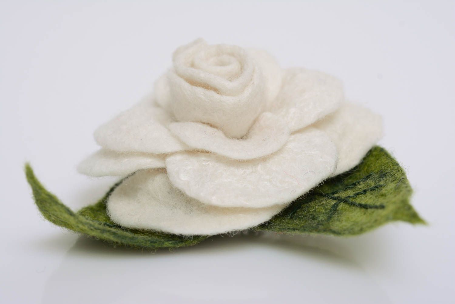 Broche barrette en laine naturelle feutrée faite main grande Rose blanche photo 2