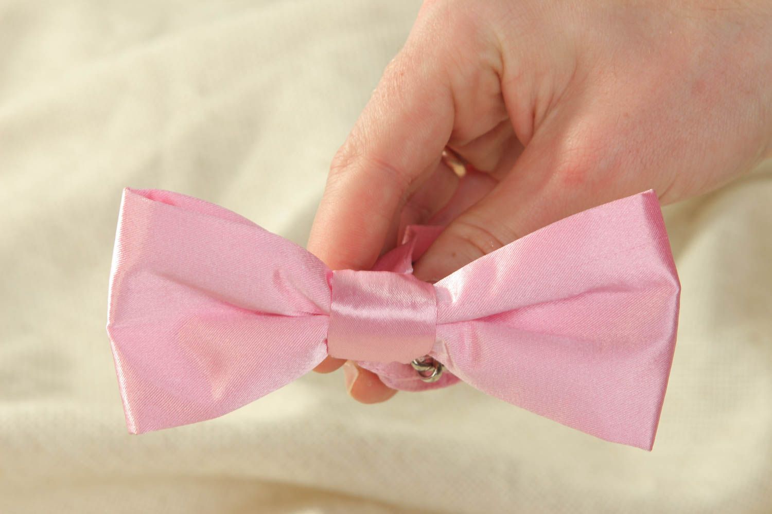 Розовый галстук-бабочка из атласа фото 4