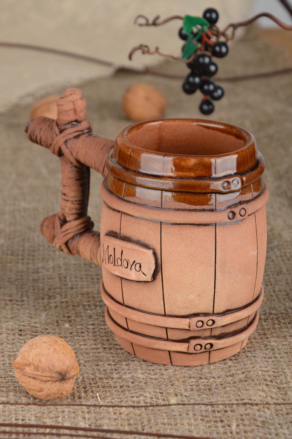 Jarra de cerveza de cerámica con forma de barril hecha a mano con esmalte  foto 1