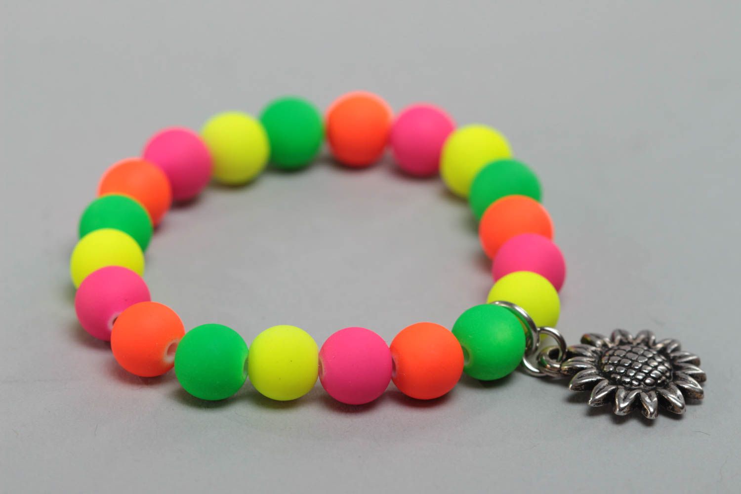 Bracelet fait main multicolore en perles plastiques avec pendeloque pour fille photo 2