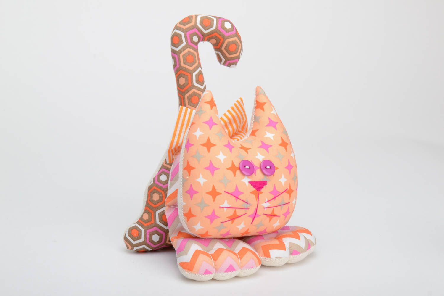 Красочная текстильная игрушка кот из хлопка ручной работы оригинальная для декора фото 2