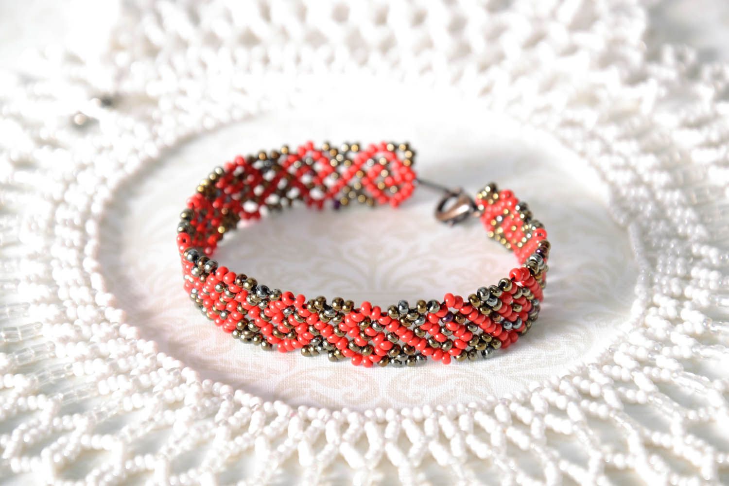 Bracelet en perles de rocaille avec ornement fait main  photo 1