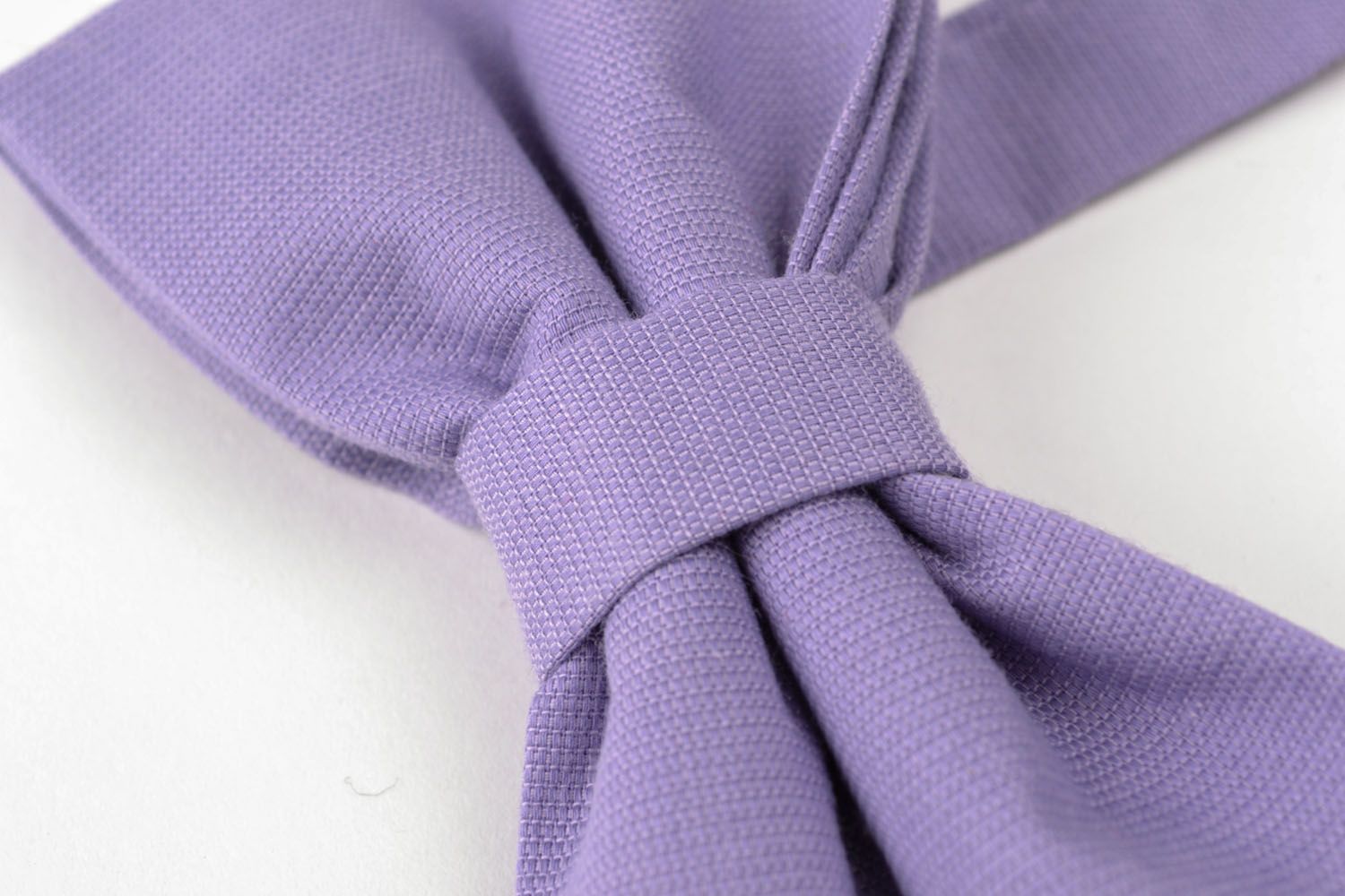 Gravata-borboleta artesanal em cor de lilás para traje  foto 4