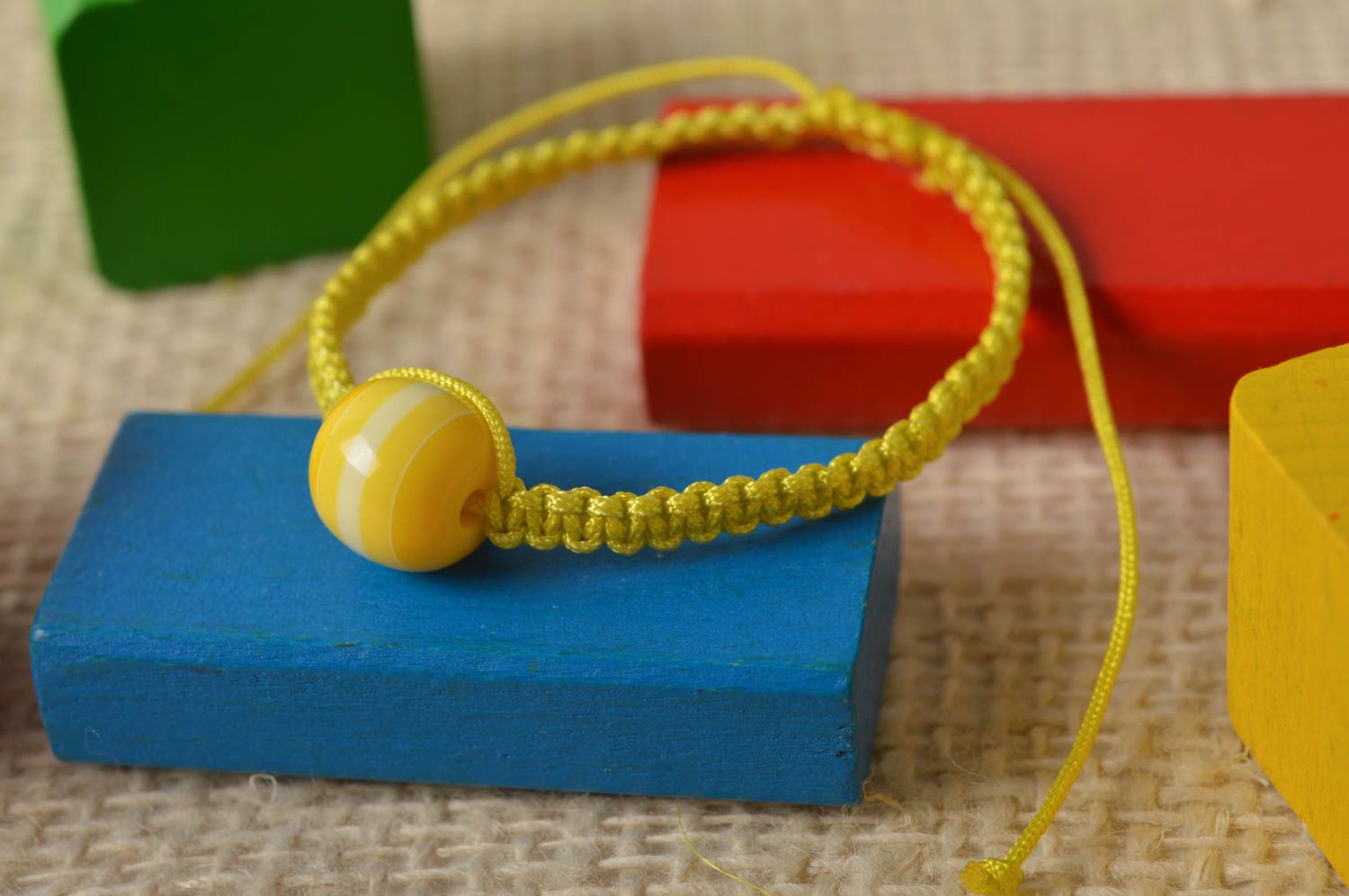 Браслет ручной работы браслет из шнурков плетеный браслет желтый с бусиной фото 1