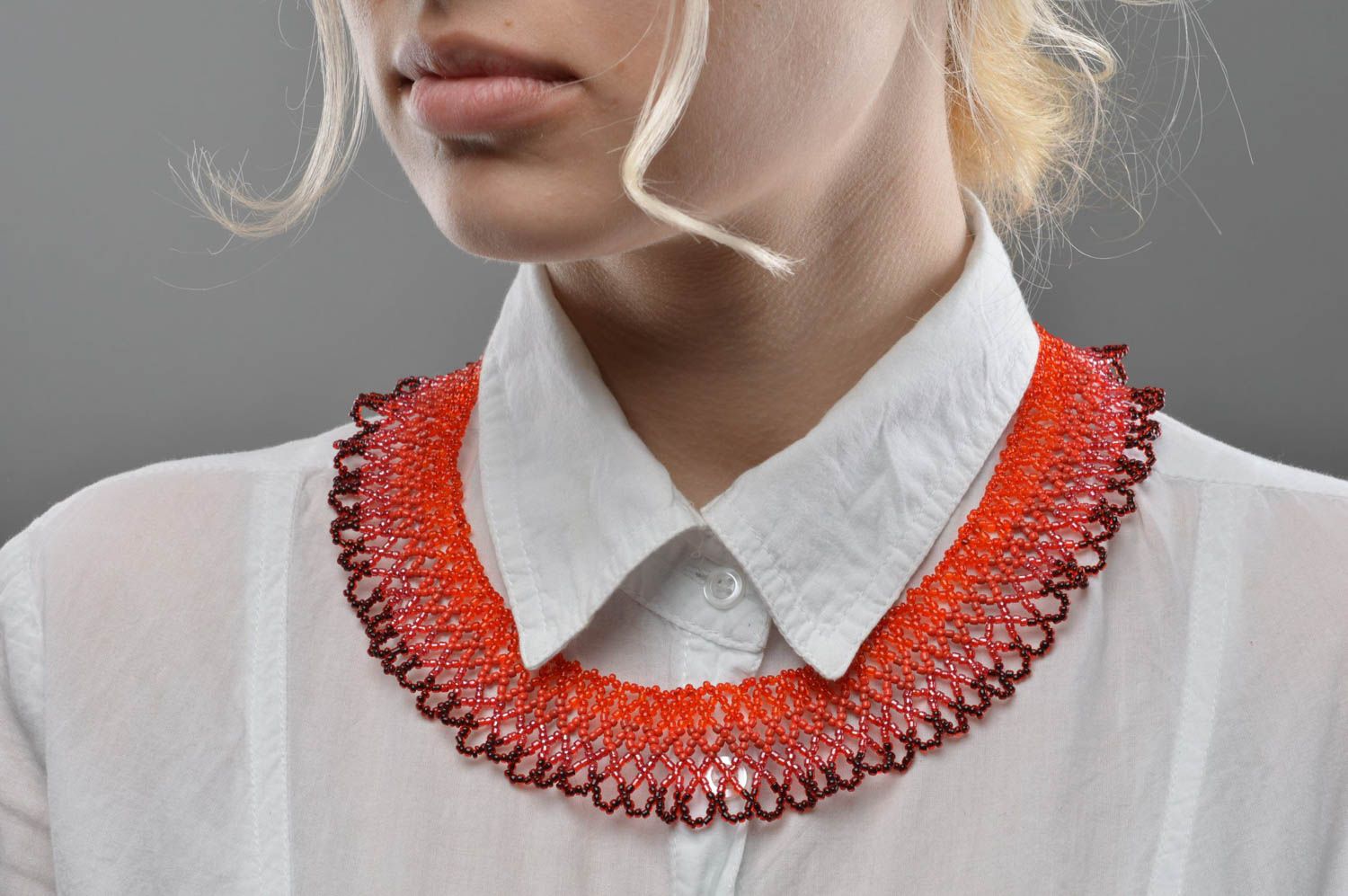 Ожерелье из бисера плетеное ручной работы оригинальное в красной цветовой гамме фото 5