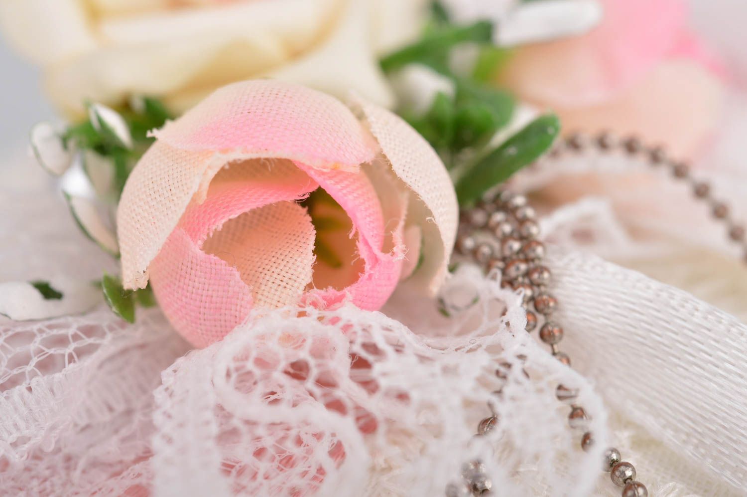Schönes handmade Ringkissen für Hochzeit aus Baumwolle und Spitze mit Blumen foto 4