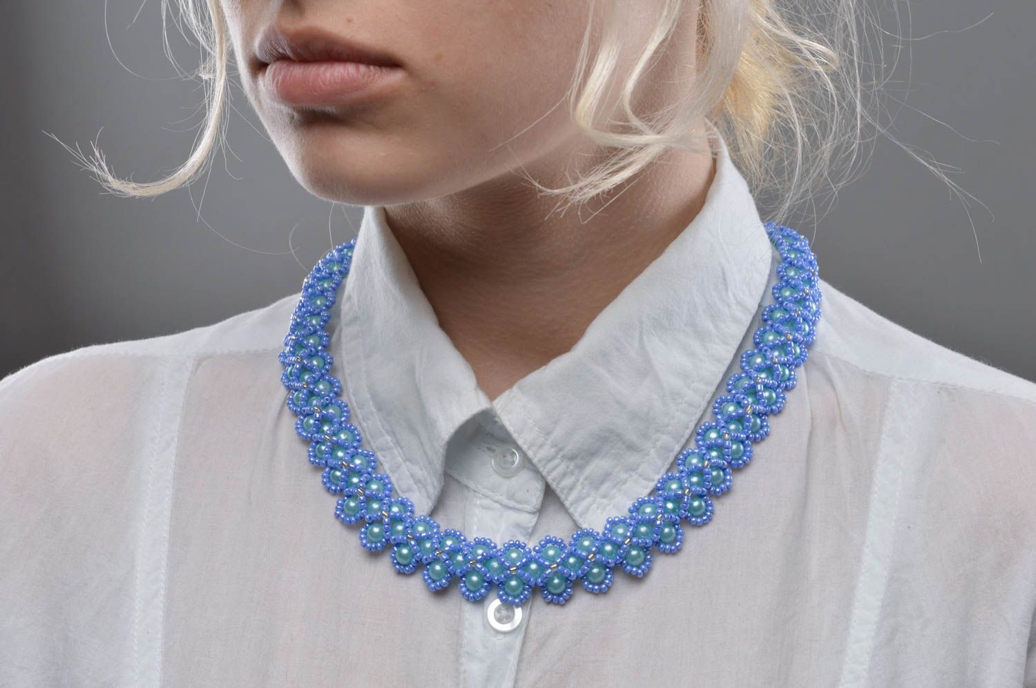 Collier en perles de fantaisie et de rocaille bleu fait main élégant joli photo 5