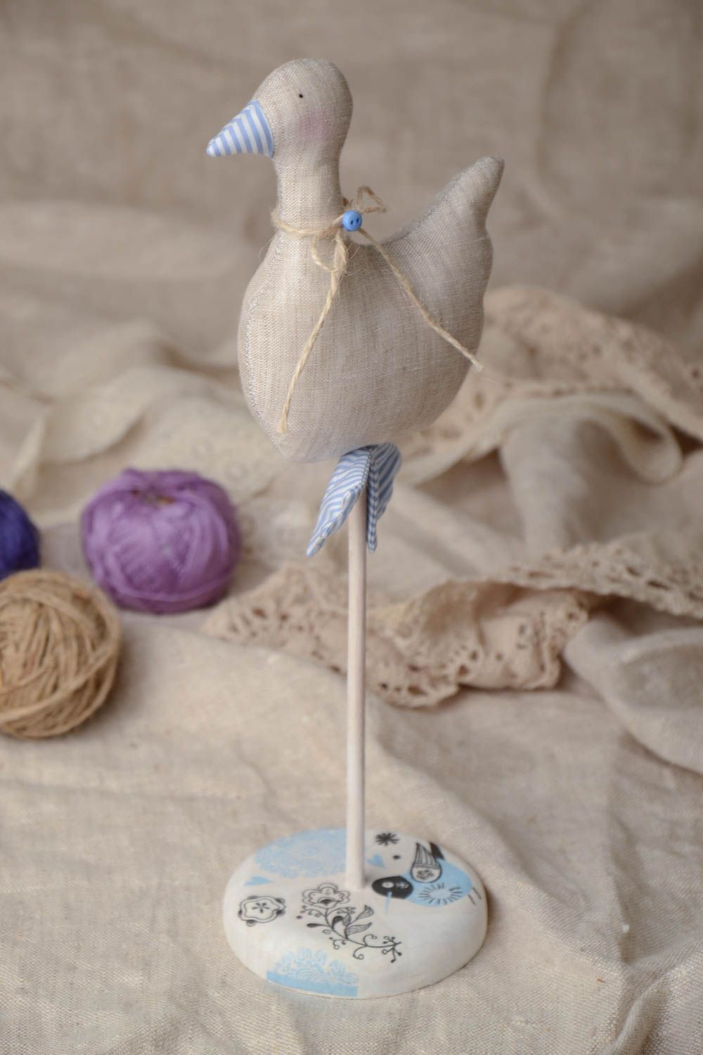 Juguete decorativo de tela de lino con forma de pato sobre la base de madera foto 1