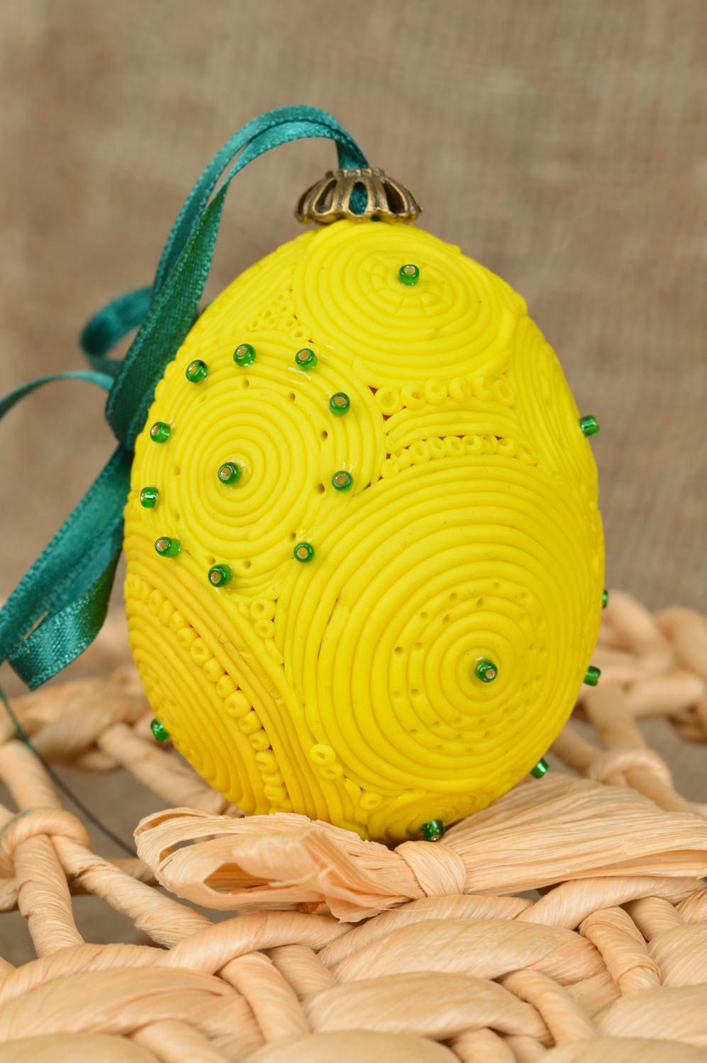 Пасхальное яйцо-подвеска из полимерной глины ручной работы желтое красивое фото 5