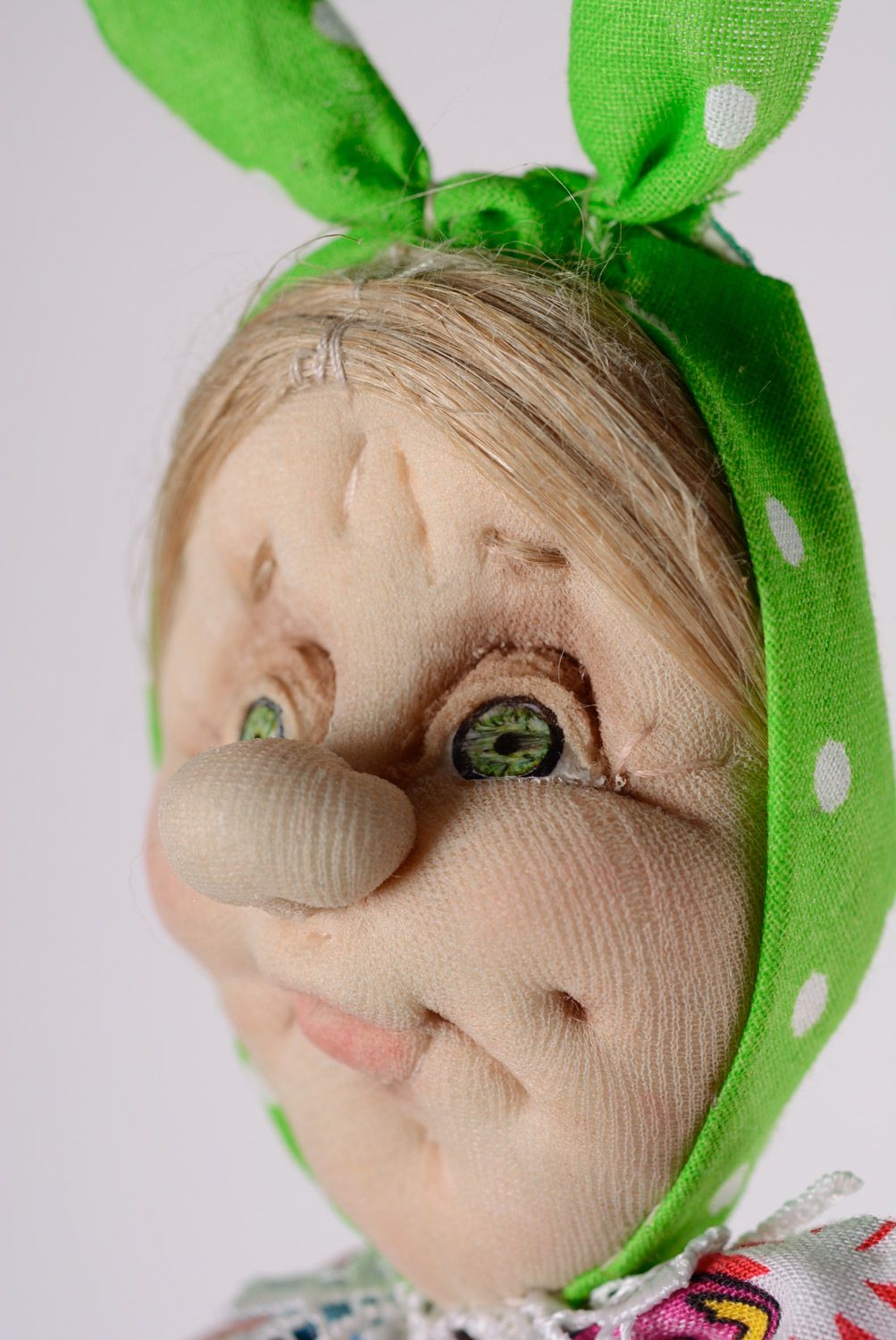 Aimant frigo en céramique fait main design original en forme de poupée photo 3