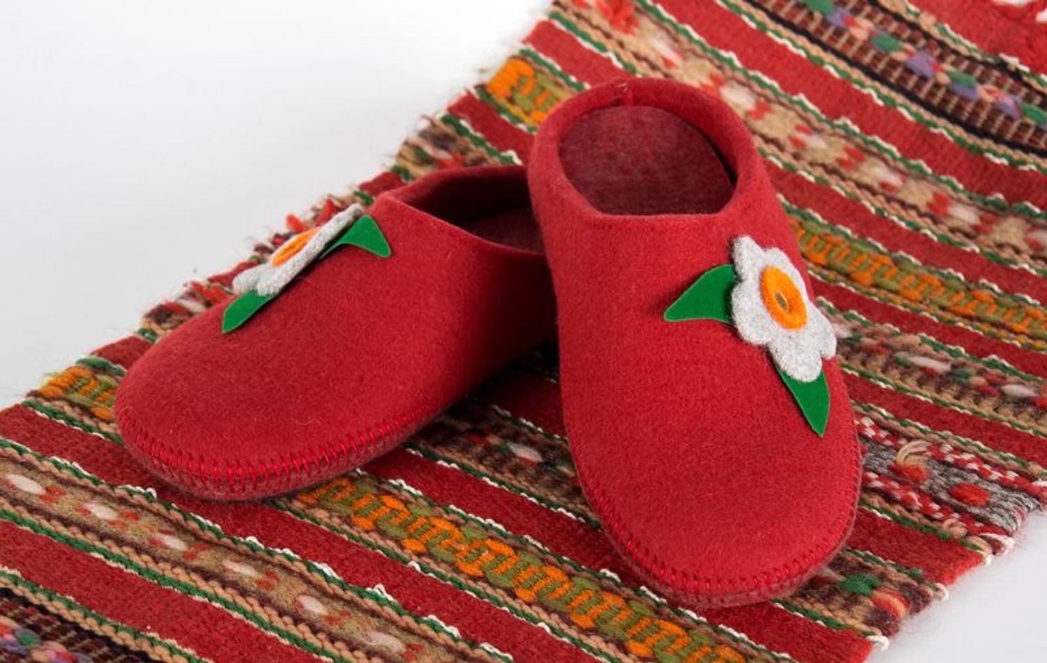 Women's bedroom clogs made from wool of red color photo 1