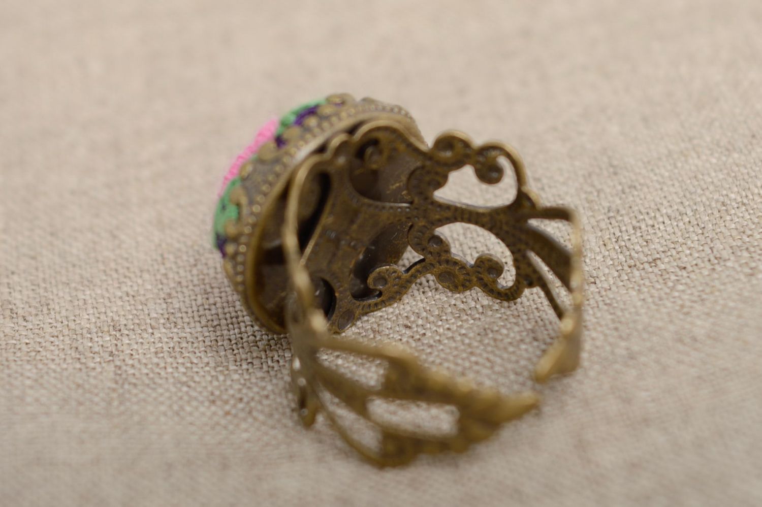 Металлическое кольцо с вышивкой рококо Чайная роза фото 4