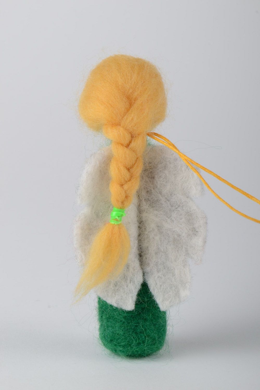 Декоративная фигурка из шерсти в технике валяния ручной работы в виде ангелочка фото 3