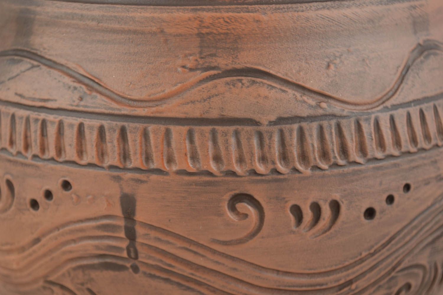 Коричневый кувшин с крышкой из серой глины в технике молочения ручной работы объемом 3 л фото 2