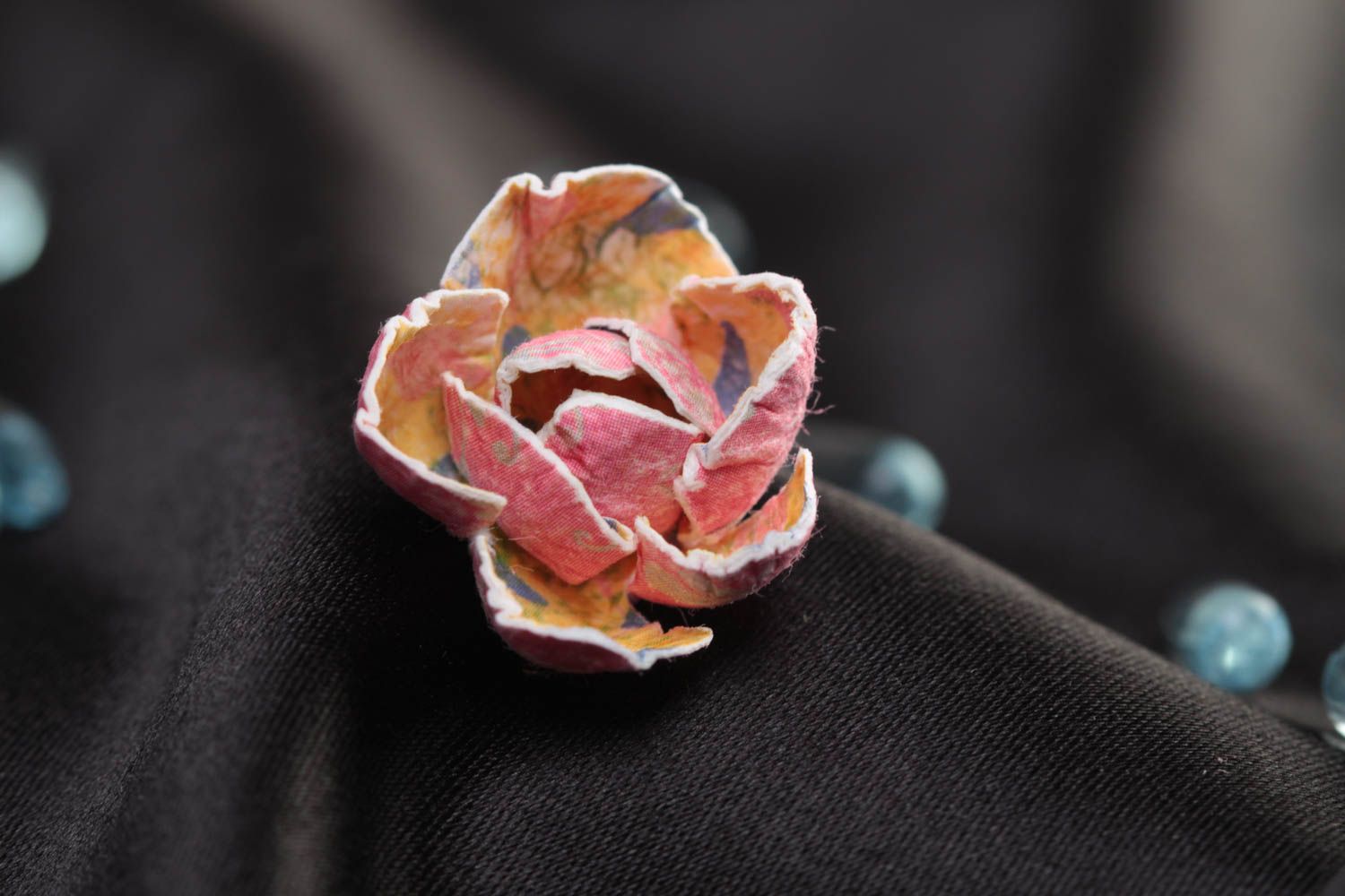 Декоративный цветок для рукоделия в технике скрапбукинг ручной работы маленький фото 1