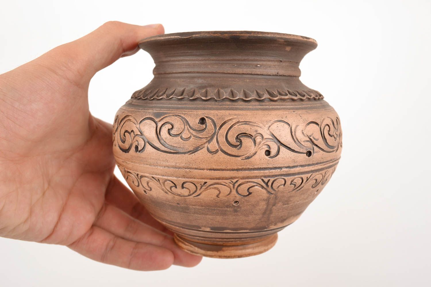 Pot en argile fait main marron avec ornements pour cuire des plats au four photo 5