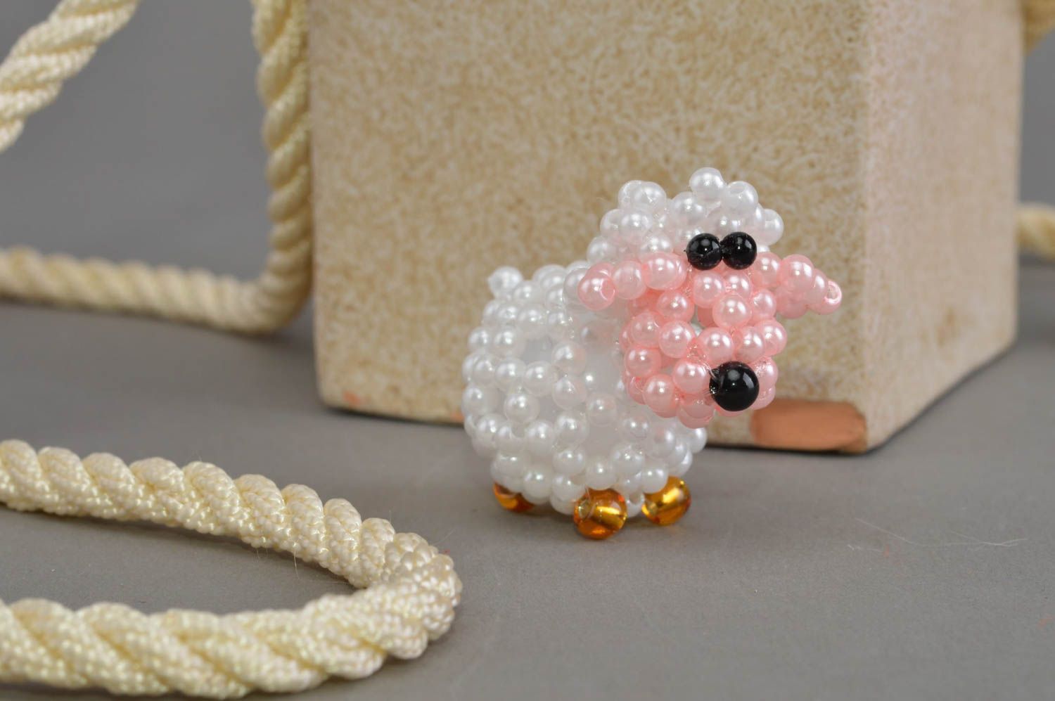 Бисерная фигурка овечки беленькой ручной работы маленькая для декора дома фото 1