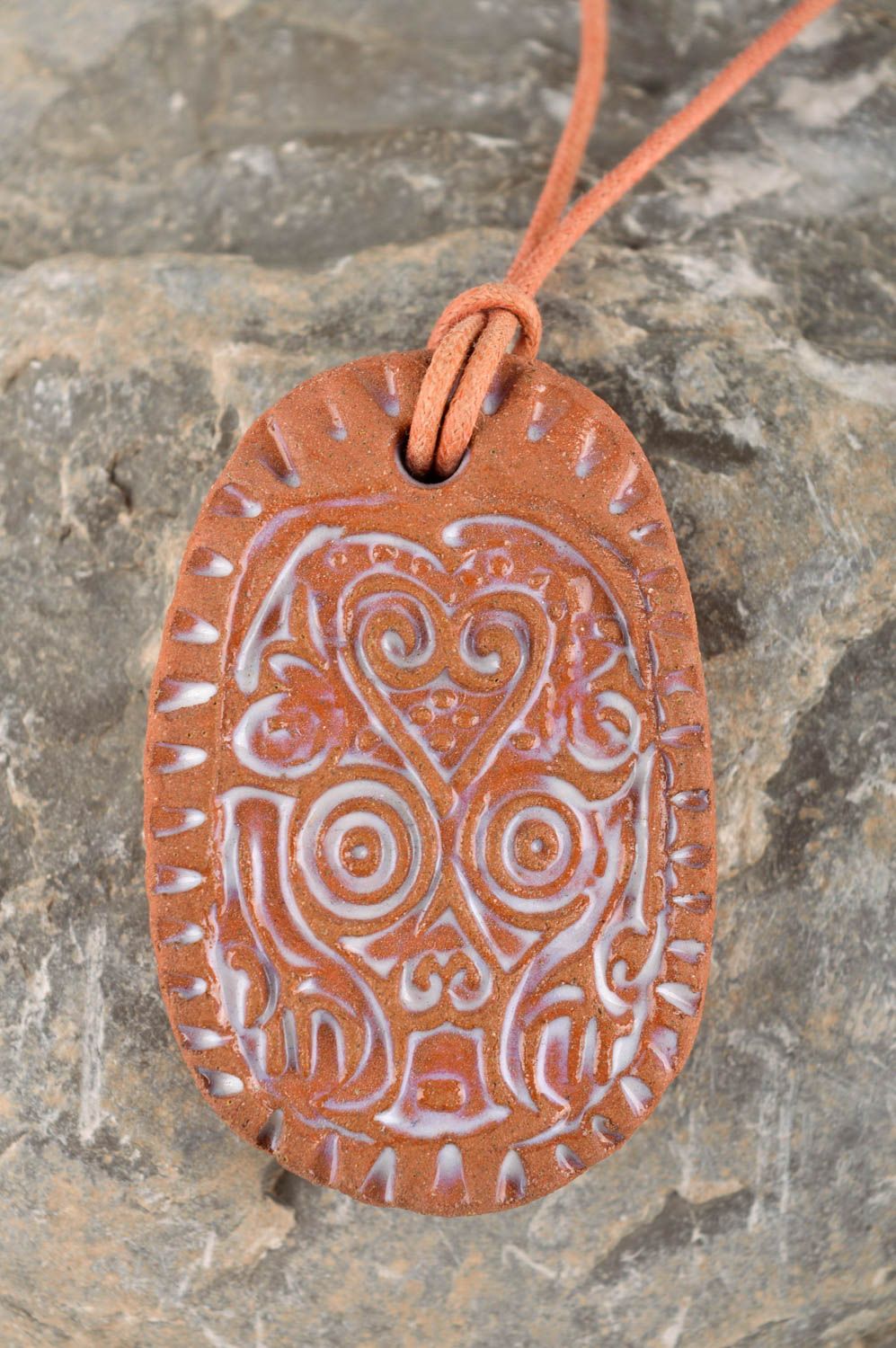 Керамическое украшение кулон ручной работы кулон подвеска коричневого цвета фото 2