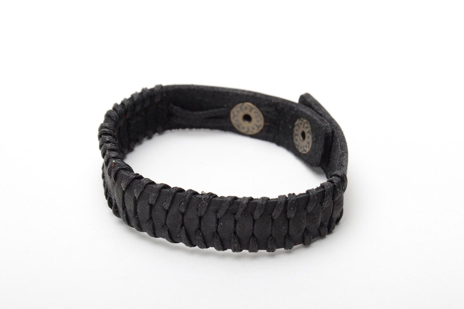 Черный наручный браслет из натуральной кожи ручной работы авторского дизайна фото 3