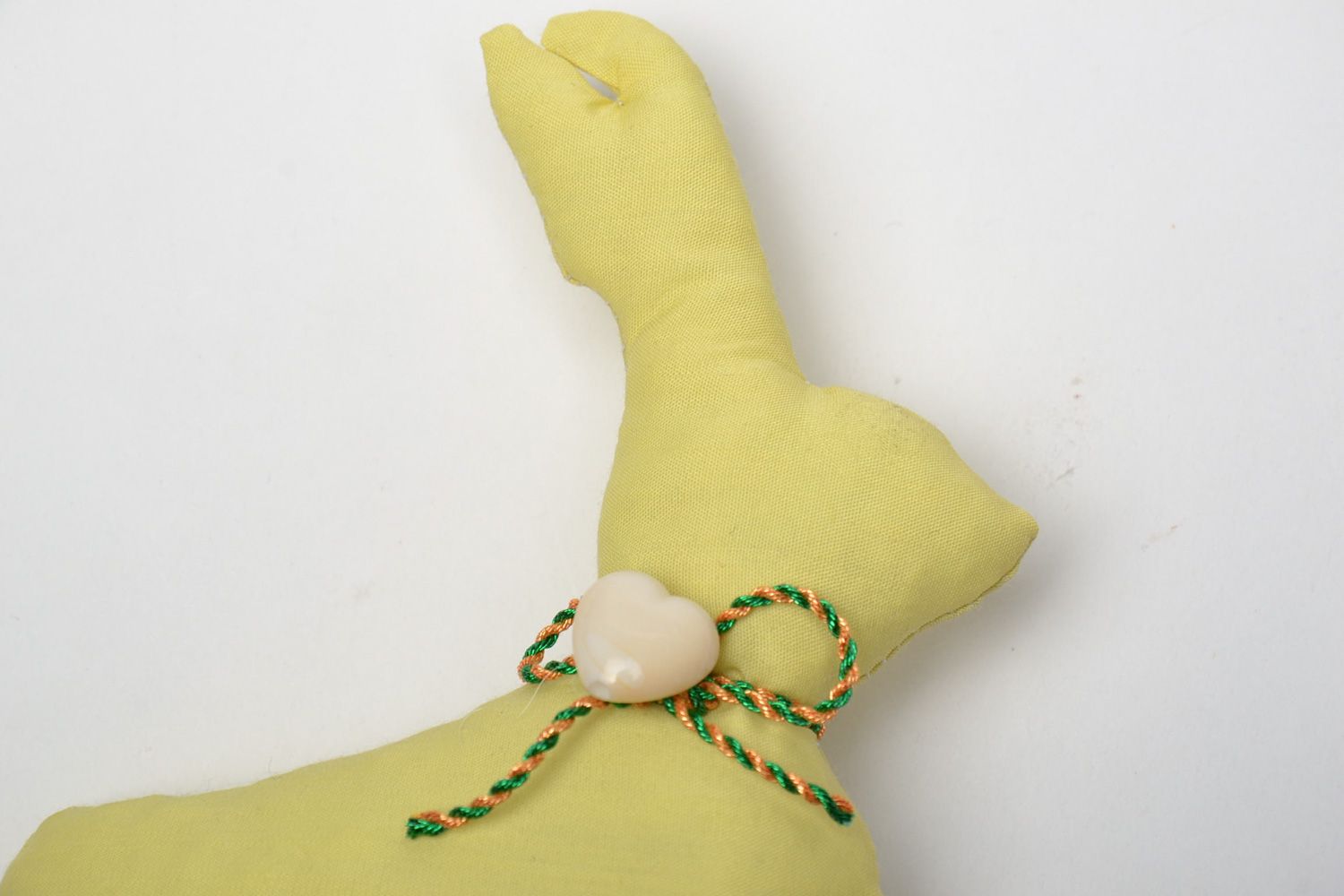 Jouet mou décoratif fait main lapin en coton avec coeur plastique design photo 3