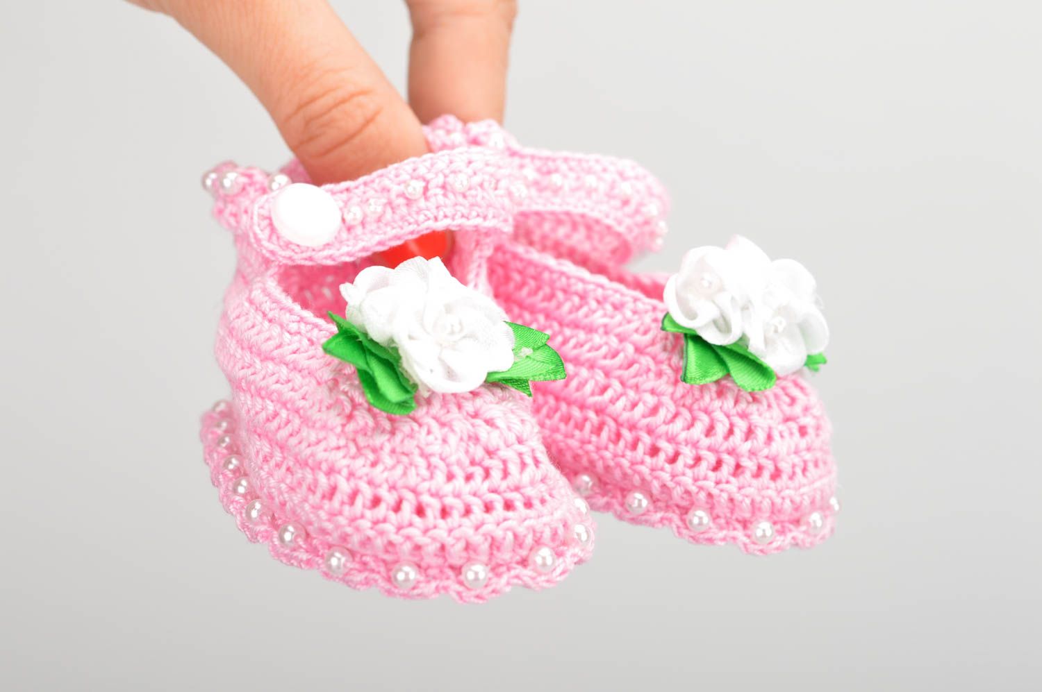 Chaussons de bébé tricotés roses en acrylique au crochet pour fille faits main photo 3